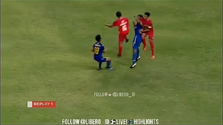 Muhammad Rokani alami benturan keras di pertandingan Liga 2 2018.