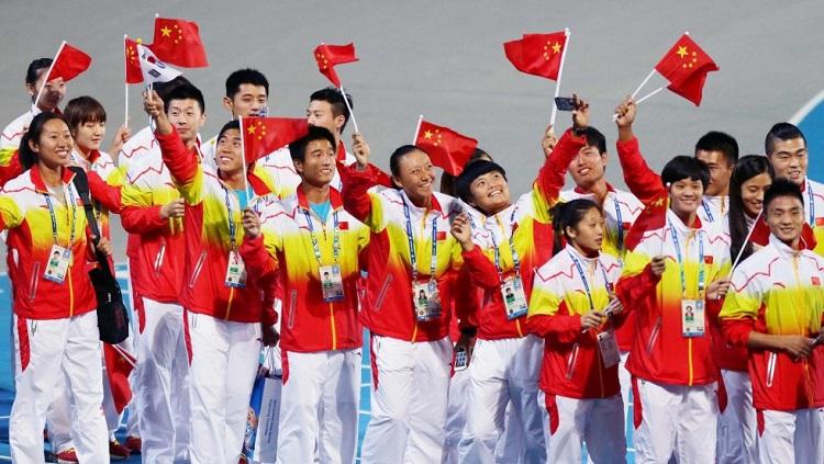Sejumlah kontingen China sedang mengibarkan bendera tanah kelahirannya.