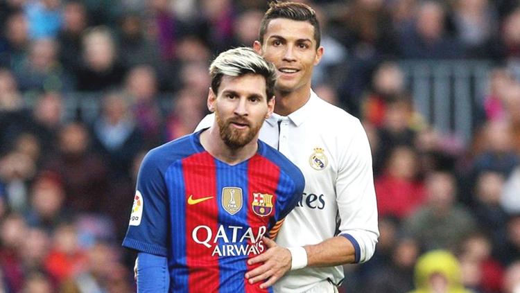 Ekspresi hangat ditunjukkan oleh Lionel Messi (kiri) dan Cristiano Ronaldo saat sedang bertanding. Copyright: INDOSPORT