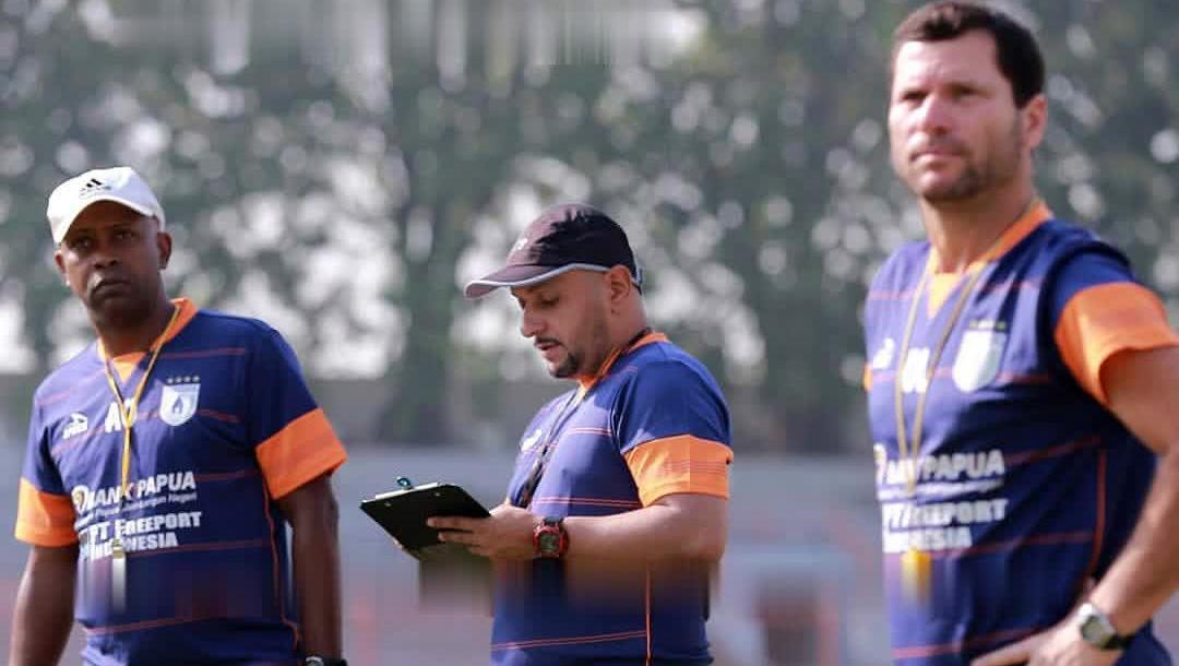 Pelatih Persipura, Amilton Silva de Oliveira, analisis teknis Fabio Olivera dan asisten pelatih, Osvaldo Lessa saat mengawal sesi latihan Persipura di Surabaya.