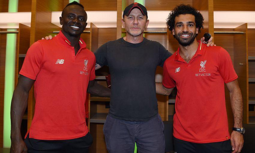 Daniel Craig  Berfoto dengan Mohamed Salah dan Sadio Mane. - INDOSPORT