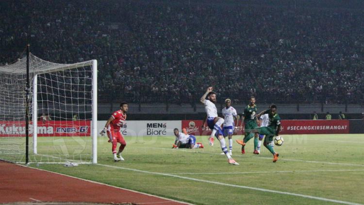 Bek Persib, Bojan Malisic berusaha menghalau tendangan pemain Persebaya Copyright: Fitra Herdian/INDOSPORT