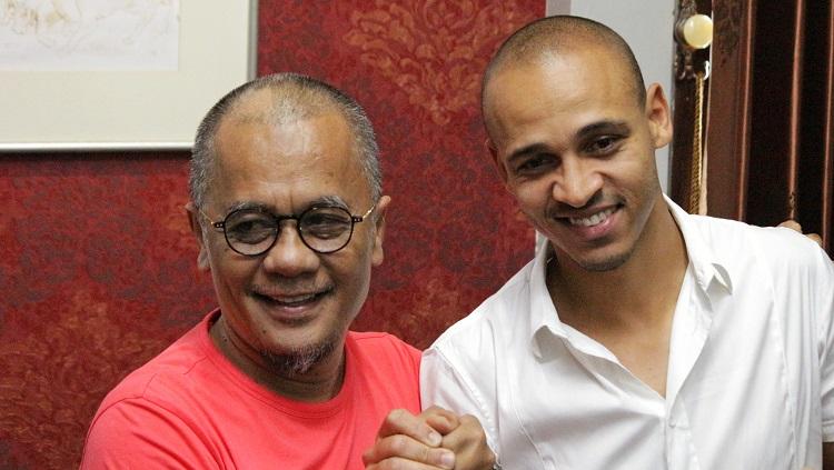 Manajer Madura United, Haruna Soemaitro (kiri), bersama Peter Odemwingie.