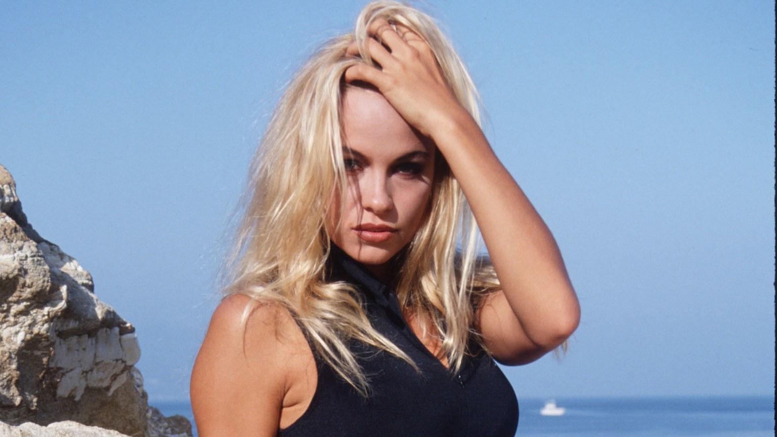 Sempat diselingkuhi bintang Fenerbahce, yang pernah membela AC Milan, Adil Rami, Pamela Anderson kini kembali alami nasib tragis terkait percintaan.