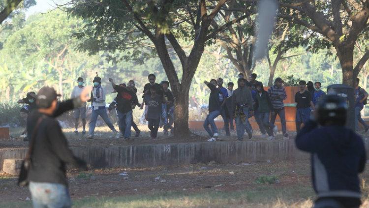 Terjadi bentrokan oleh ratusan oknum suporter pasca pertandingan PSIM vs PSS di Liga 2 2018.