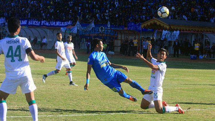 Para pemain saling berebut bolah ketika PSIM Yogyakarta vs PSS Sleman di Liga 2 2018.