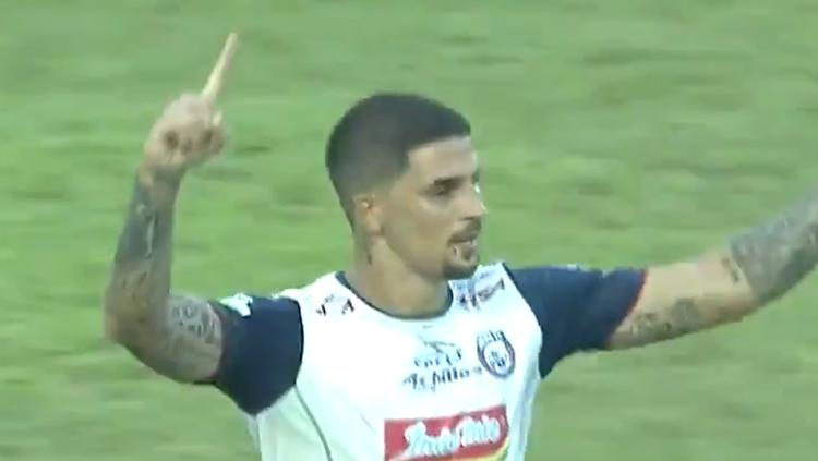 Arthur Cunha berselebrasi usai mencetak gol ke gawang Mitra Kukar. Copyright: Twitter/liga1march