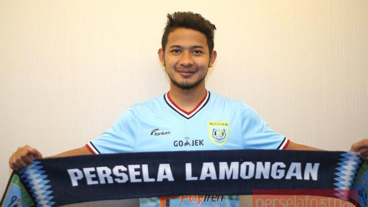 Gian Zola memegang syal klub barunya, Persela Lamongan.
