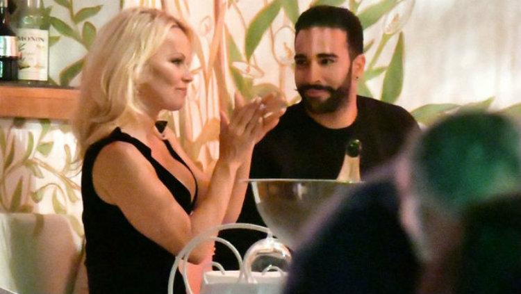 Mantan pacar Adil Rami, Pamela Anderson mengaku ingin menikah lagi untuk kelima kalinya. - INDOSPORT