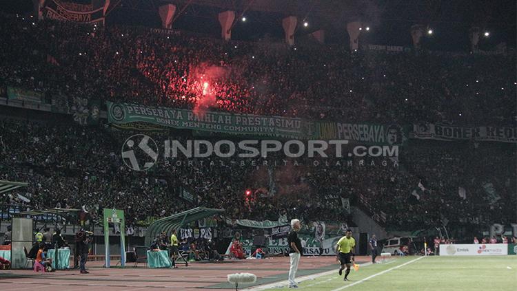 Flare pertama dinyalakan ketika persebaya tertinggal 2-0 atas Persib di Stadion Gelora Bung Tomo. Copyright: Fitra Herdian/INDOSPORT