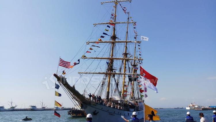 KRI Dewaruci yang membawa Obor Asian Games 2018 tiba di pelabuhan Lantamal VI Makassar. Copyright: Wira Wahyu Utama/INDOSPORT