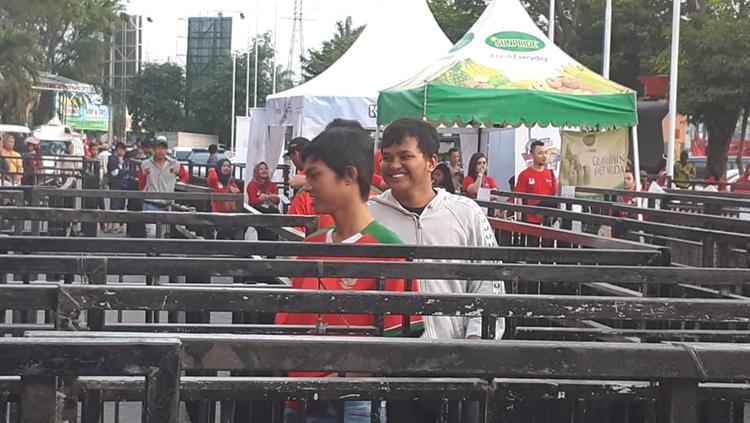 Penonton mendatangi loket penjualan laga Indonesia U-16 vs Filipina U-16. Copyright: Fitra Herdian/INDOSPORT