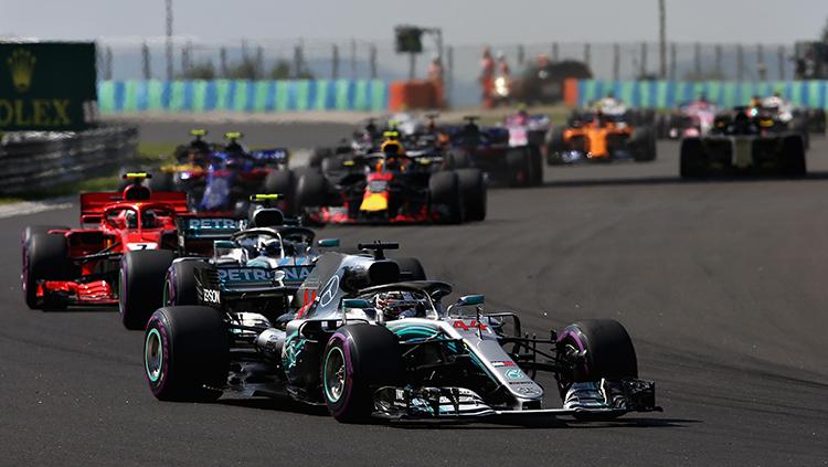 Lewis Hamilton memimpin balapan di GP Hungaria. - INDOSPORT