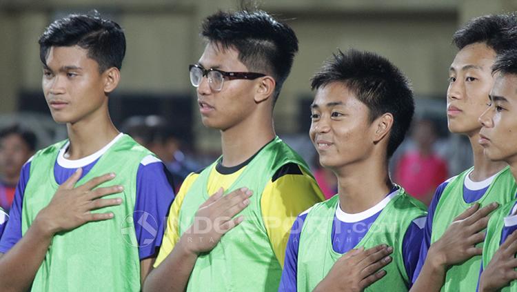 Pemain filipina khidmat menyanyikan  lagu kebangsaannya jelang laga menghadapi Timnas U-16. Copyright: Fitra Herdian/INDOSPORT