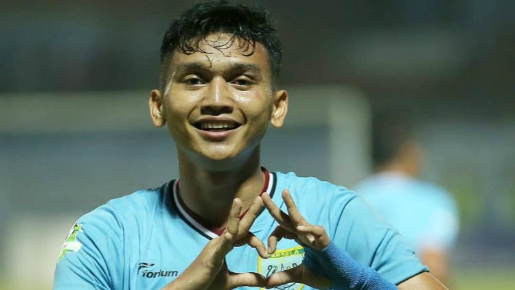 Striker anyar Persela Lamongan, Dendy Sulistiawan cetak hattrick ke gawang Persipura. Copyright: instagram.com/perselafc