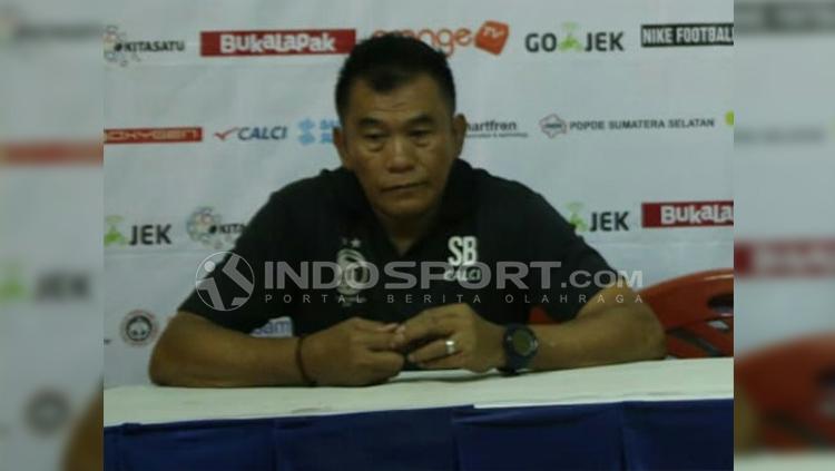 Pelatih anyar Persiku Kudus, Subangkit, dalam jumpa pers.