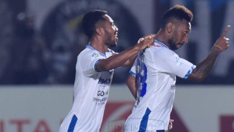 Patrich Wanggai melakukan seleberasi bersama Ardi Idrus.