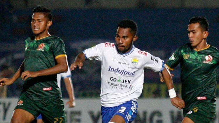 Ardi Idrus dikejar dua pemain PS TIRA,