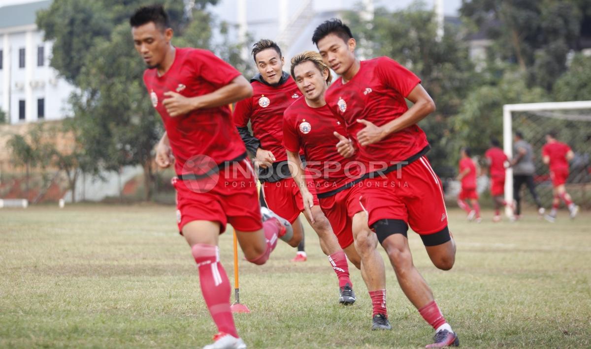 Beberapa pemain Persija Jakarta melakukan sprint termasuk wajah baru Michael Orah (kedua dari kanan) dalam latihan. Copyright: Herry Ibrahim/INDOSPORT