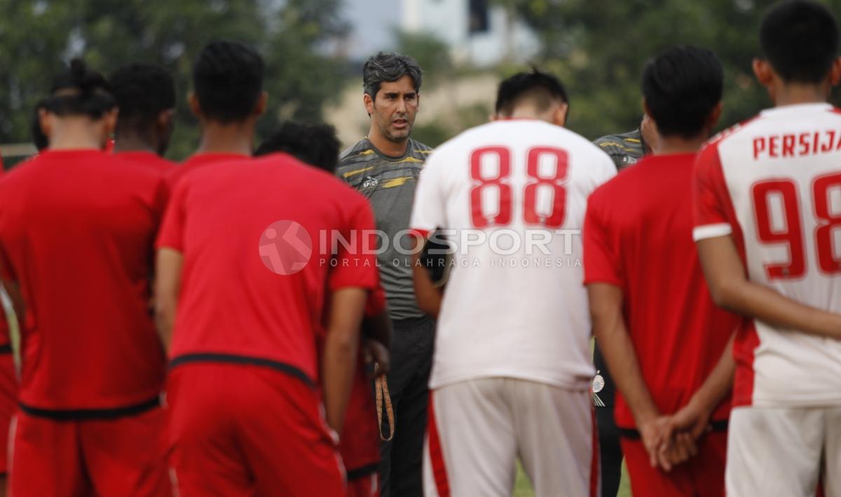 Pelatih Teco saat memberikan arahan kepada pemainnya sebelum berlatih. Copyright: Herry Ibrahim/INDOSPORT