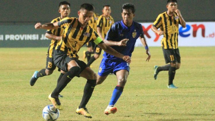 Pemain Malaysia U-16 saat melindungi bola.