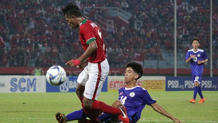 Pemain Filipina berusaha mencuri bola dari kaki pemain Indonesia. Copyright: Fitra Herdian/INDOSPORT