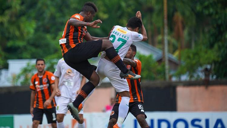 Duel udara antar pemain Perseru Serui vs Persebaya Surabaya dalam laga lanjutan Liga 1 2018.