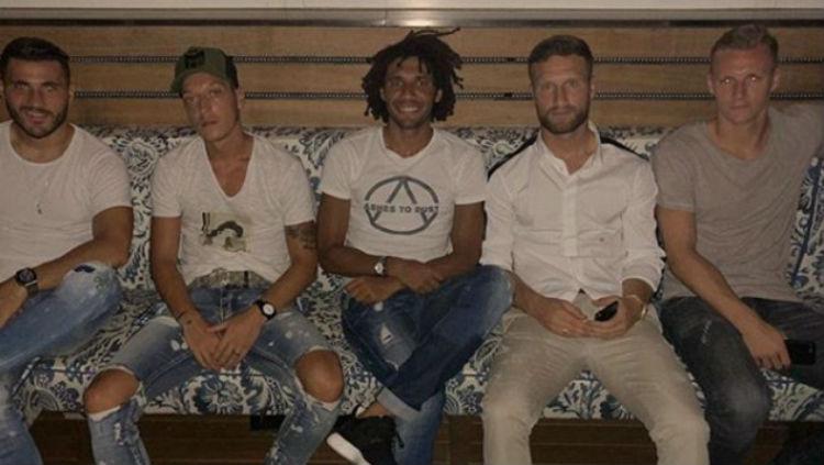 Mesut Ozil gunakan jam tangan Invincible Rolex.