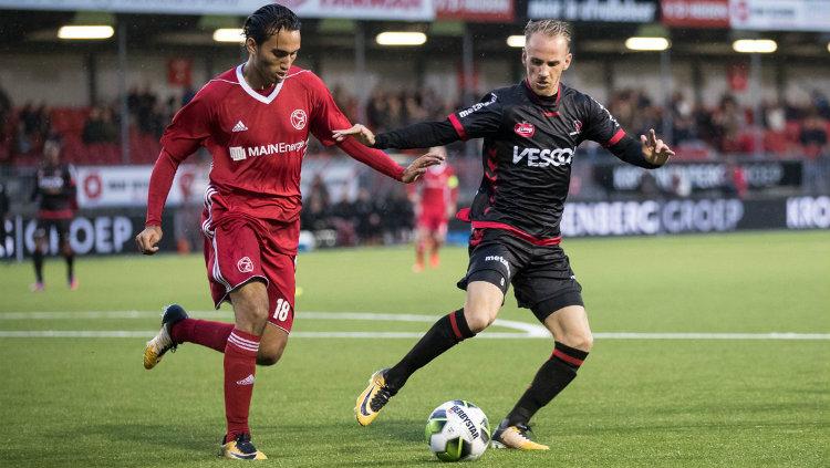 Ezra Walian saat masih membela Almere City.