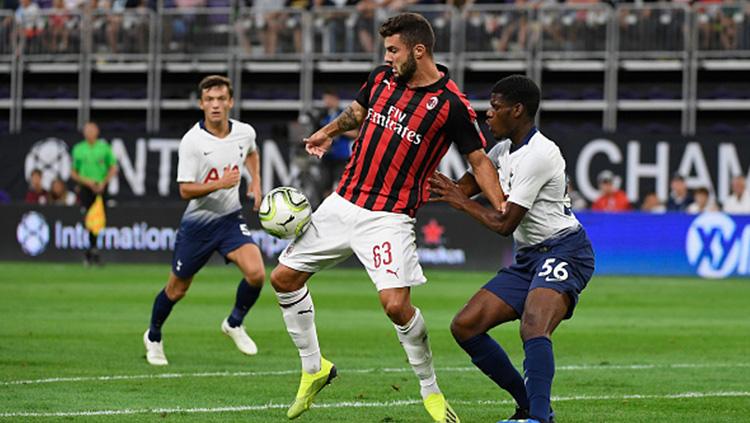 Patrick Cutrone (AC Milan) dan Keanan Bennetts (Tottenham Hotspur) di babak pertama antara Tottenham Hotspur vs AC Milan pada ICC 2018 di Stadion Bank AS (31/07/18) di Minneapolis, Minnesota.