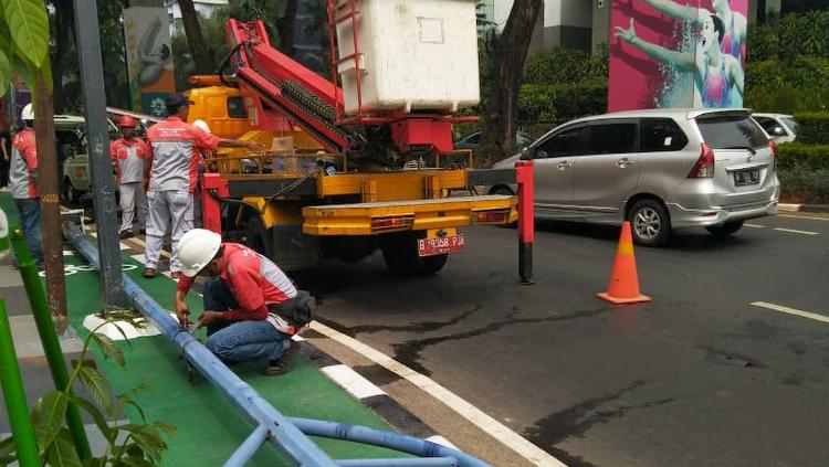 pencabutan tiang penghalang pesepeda di senayan Copyright: instagram.com/jktinfo