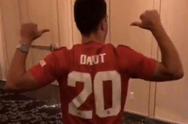Diogo Dalot terlihat menggunakan jersey dengan namanya bernomor punggung 20. Copyright: The Sun