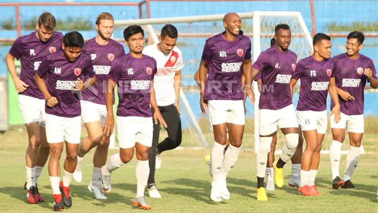 Alessandro Ferrerira Leonardo mengikuti latihan perdana di stadion Andi Mattatalatta Mattoangin. Copyright: INDOSPORT/Wira Wahyu Utama