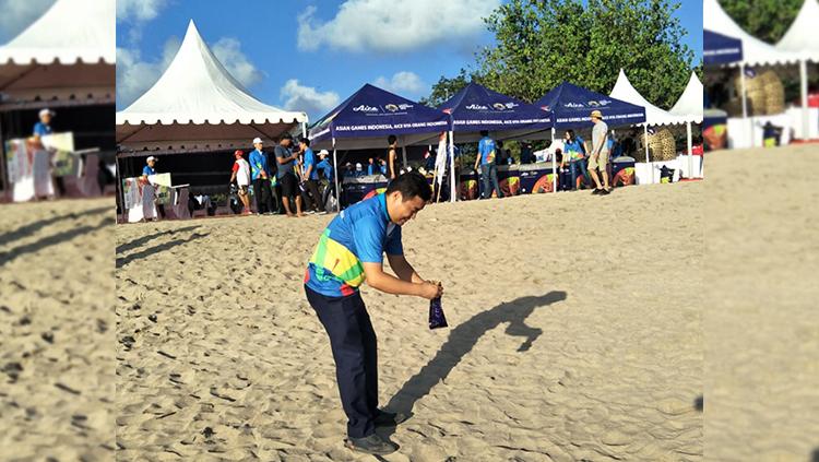 Aksi mengambil sampah di pantai. Copyright: Aice