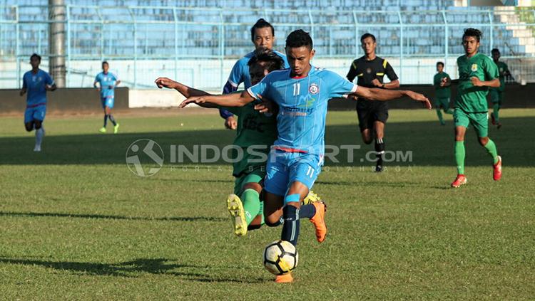 Rivaldi Bauwo saat dibayangi pemain Persema