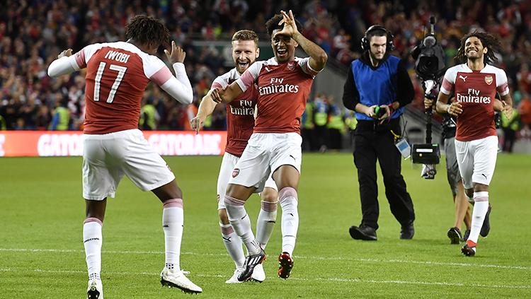 Pemain Arsenal merayakan gol ke gawang Chelsea.
