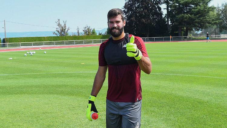Alisson Becker saat sesi pertama latihan bersama Liverpool