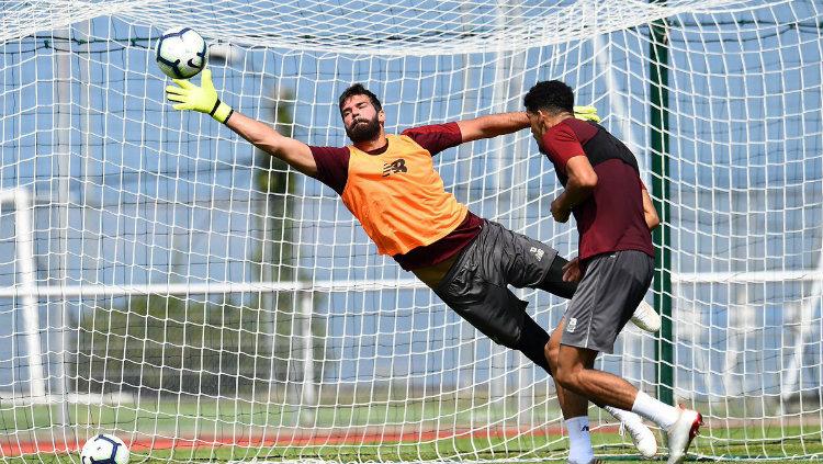 Alisson Becker saat sesi latihan bersama Liverpool.