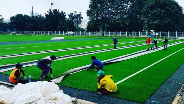 Proses renovasi Lapangan Rugby Senayan Copyright: Kumparan