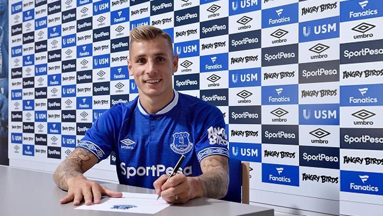 Lucas Digne menandatangani kontrak di Everton. Copyright: INDOSPORT