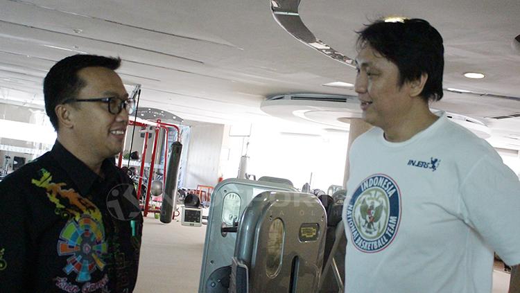 Fictor Gideon Roring tengah berbincang dengan Imam Nahrawi.