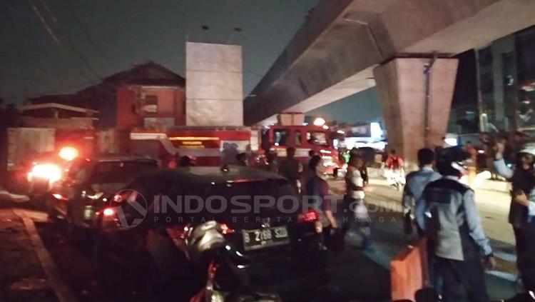 Kebarakan di Velodrome Rawamangun membuat jalan macet.