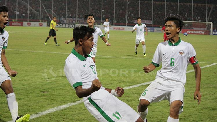 Mochammad Supriyadi melakukan selebrasi usai cetak gol Copyright: Fitra Herdian/INDOSPORT