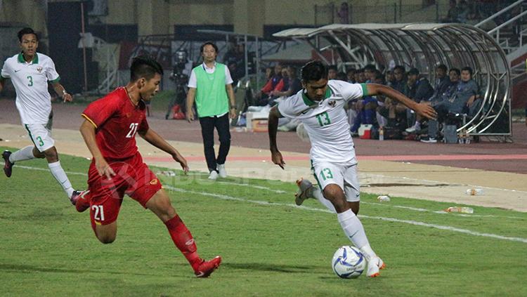 Yadi Mulyadi tengah mengontrol bola dari pemain Vietnam. Copyright: Fitra Herdian/INDOSPORT