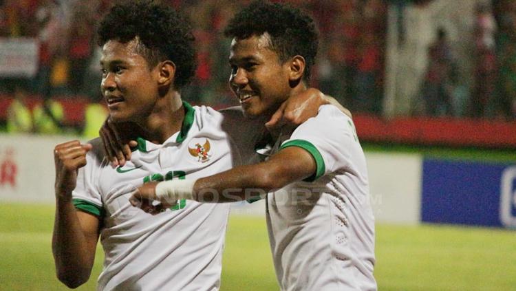 Bagus Kahfi (kiri) merayakan gol bersama rekan satu timnya. Copyright: Fitra Herdian/INDOSPORT