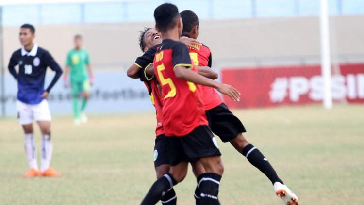 Selebrasi para pemain Timor Leste U-16 usai mencetak gol ke gawang Kamboja. Copyright: KOMPAS.com/Hamzah  Artikel ini telah tayang di Kompas.com dengan judul Piala AFF U-16, Timor Leste