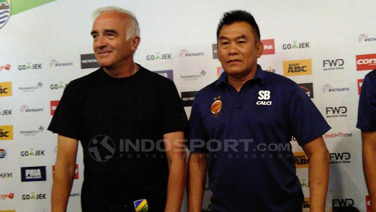 Pelatih Persib Bandung, Mario Gomez berfoto bersama pelatih Sriwijaya FC, Subangkit saat konfrensi pers di Graha Persib, Jalan Sulanjana, Kota Bandung, Jumat (03/08/2018).