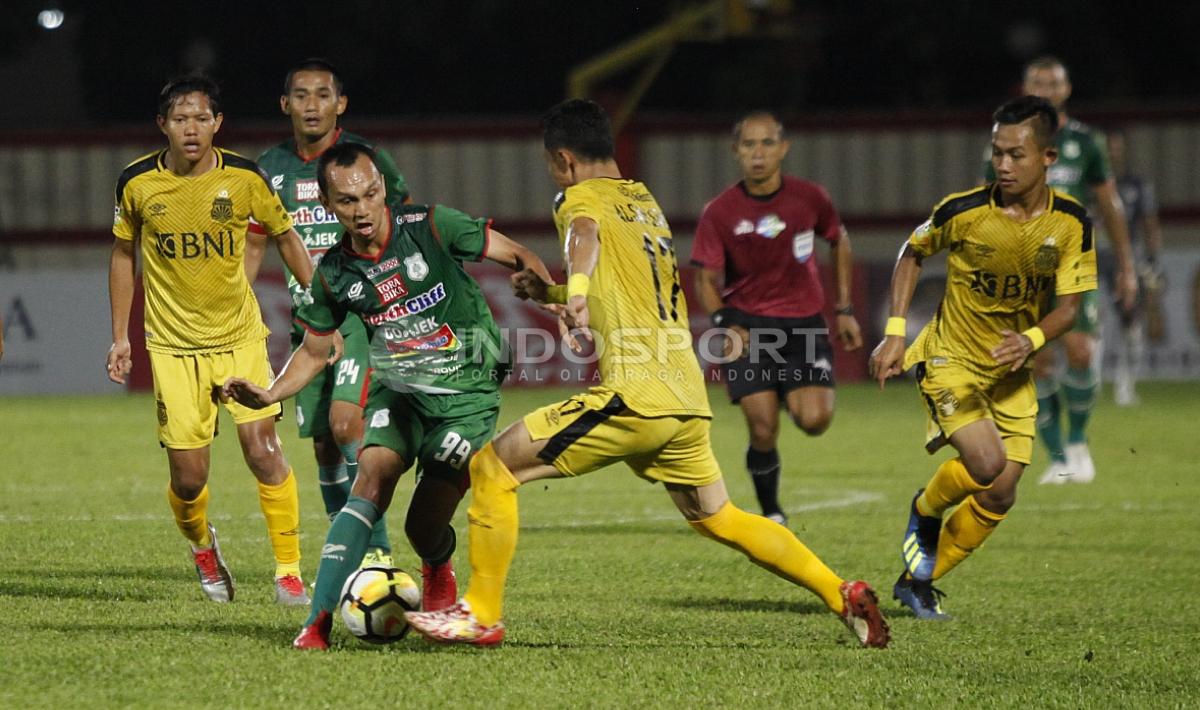 Pemain andalan PSMS Medan, Rachmad Hidayat (kedua kiri), melelang jersey pribadinya untuk membantu sesama untuk memerangi pandemi virus Corona yang tengah melanda Indonesia