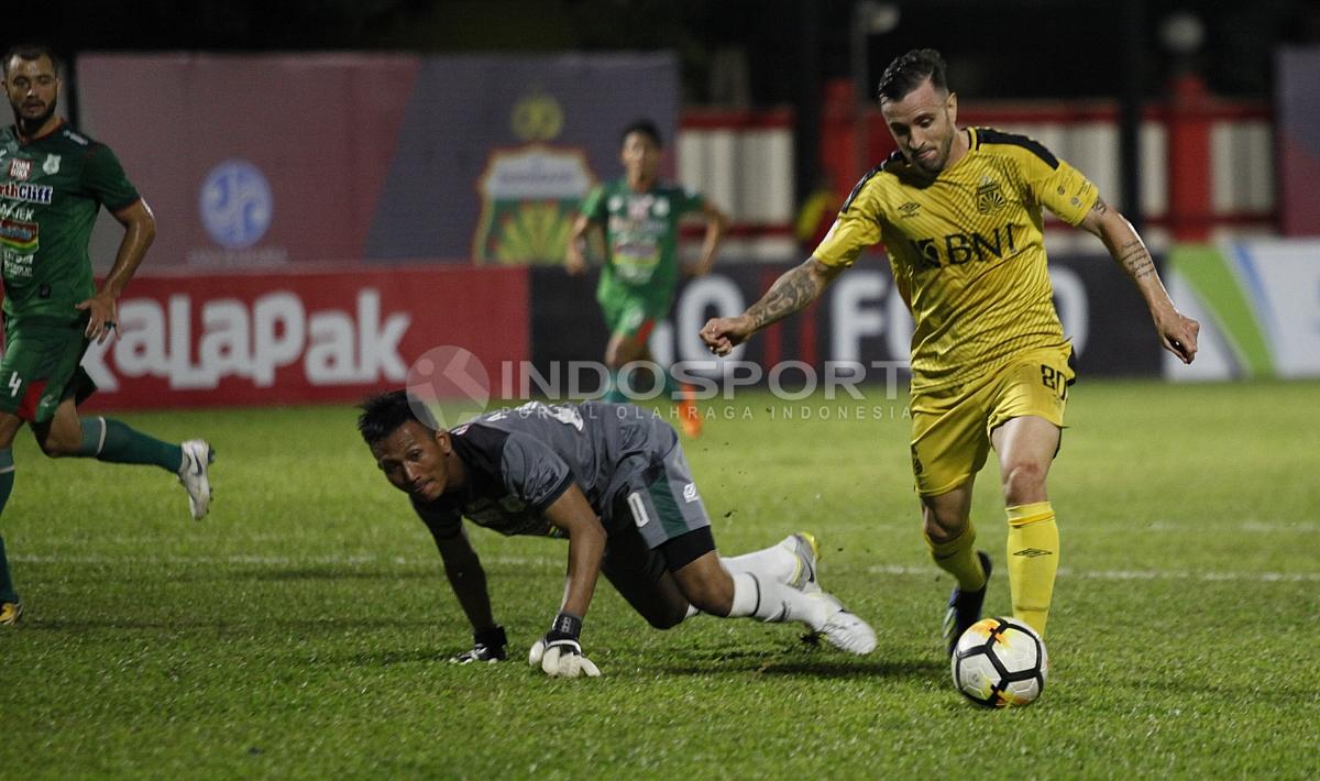 Paulo Sergio mengeksekusi bola ke arah gawang PSMS Medan. Copyright: Herry Ibrahim/INDOSPORT