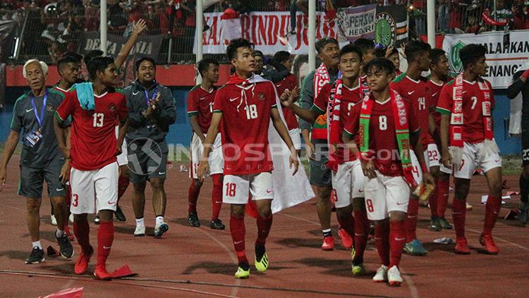 Pemain timnas Indonesia U-16 melakukan putaran kemenangan. Copyright: Fitra Herdian/INDOSPORT